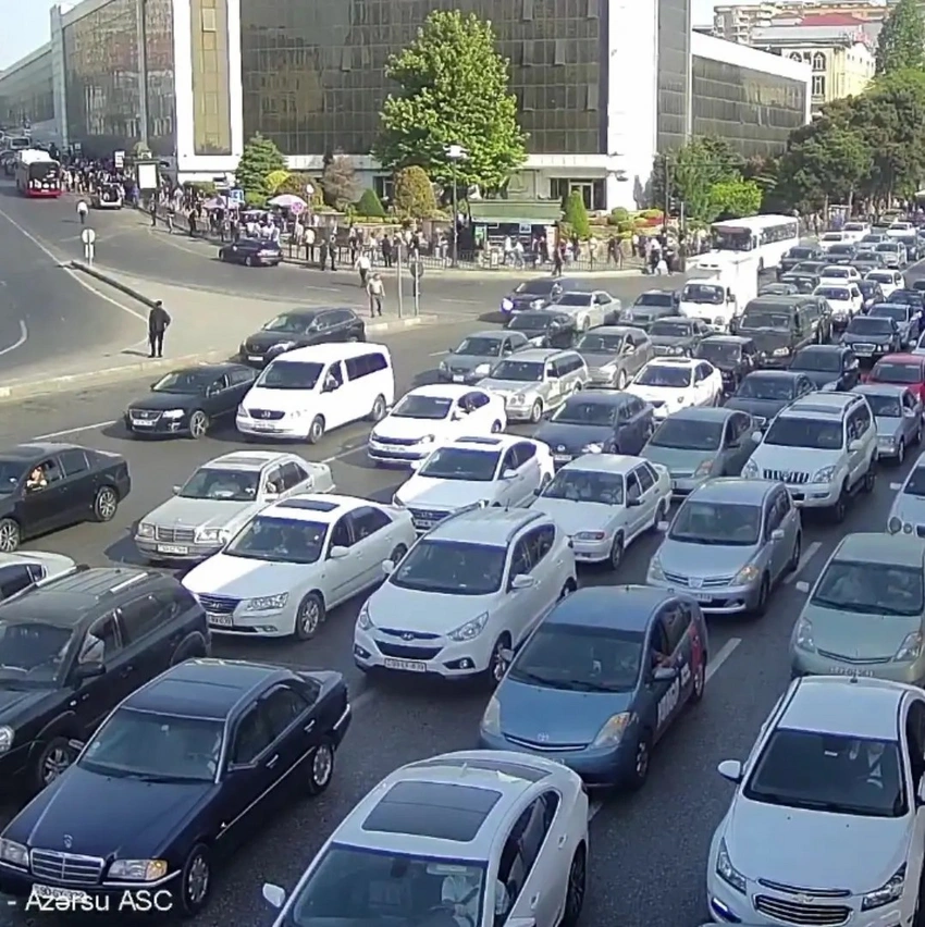  Bakının bir sıra yollarında nəqliyyatın sıxlığı yaranıb