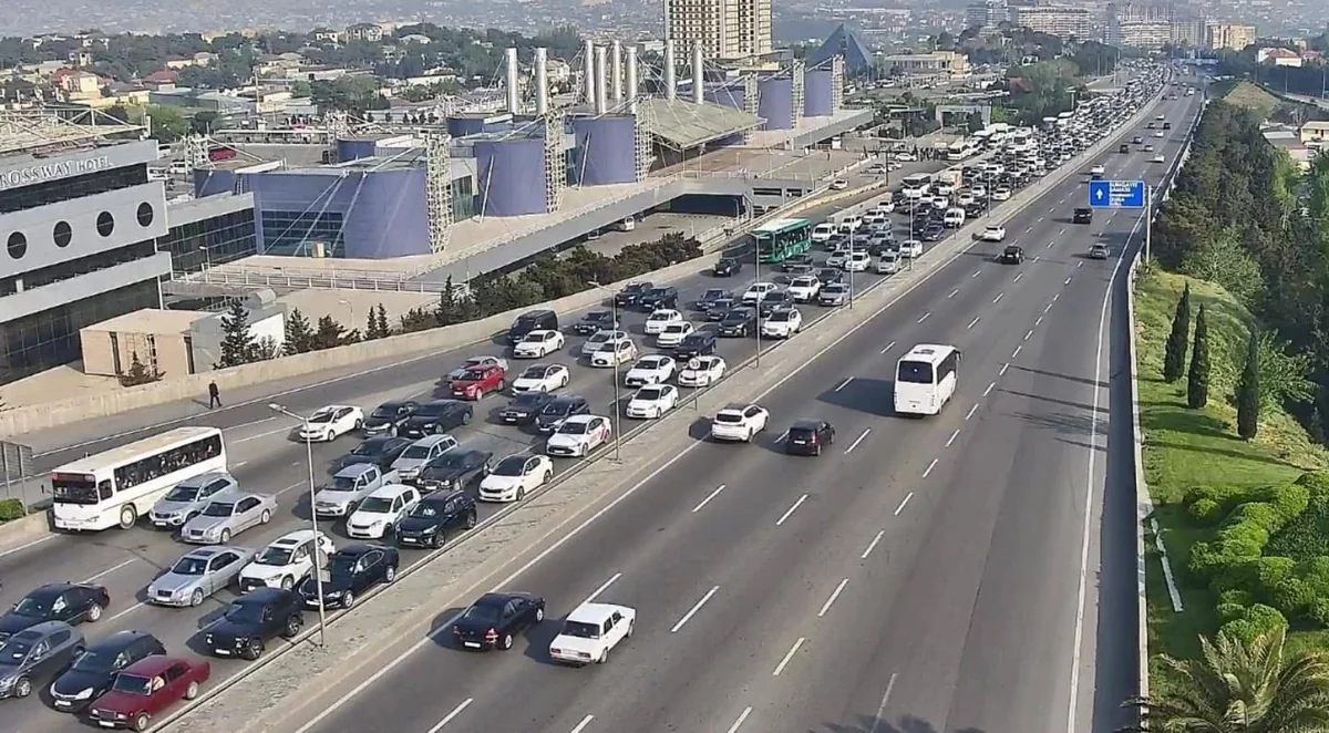 Bakının bir sıra yollarında nəqliyyatın sıxlığı yaranıb