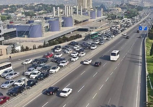 Bakının bir sıra yollarında nəqliyyatın sıxlığı yaranıb