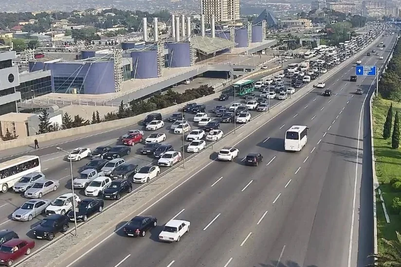 Bakının bir sıra yollarında nəqliyyatın sıxlığı yaranıb