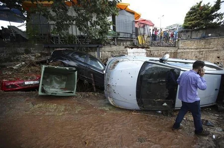 Yunanıstanda bir rayonu sel basıb