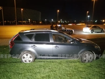 Bakıda sürücü idarəetməni itirərək işıq dirəyinə çırpıldı