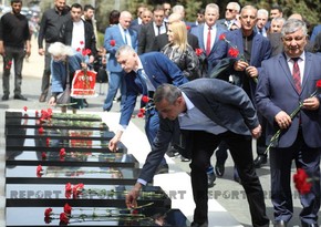 Участники съезда Победы посетили Аллею шехидов