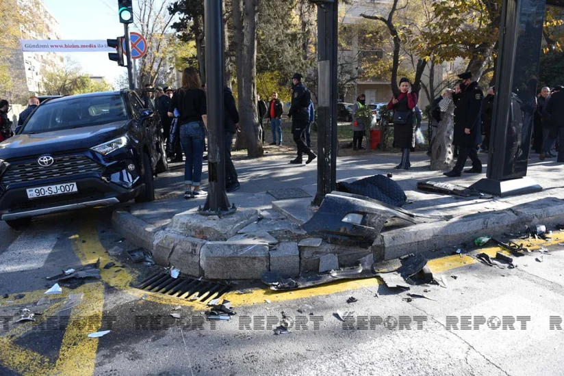 В Баку в результате столкновения машин погибла стоявшая на тротуаре женщина