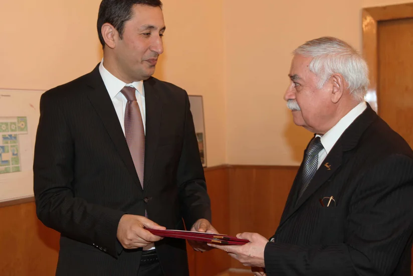 Görkəmli kinoşünas mükafatlandırılıb