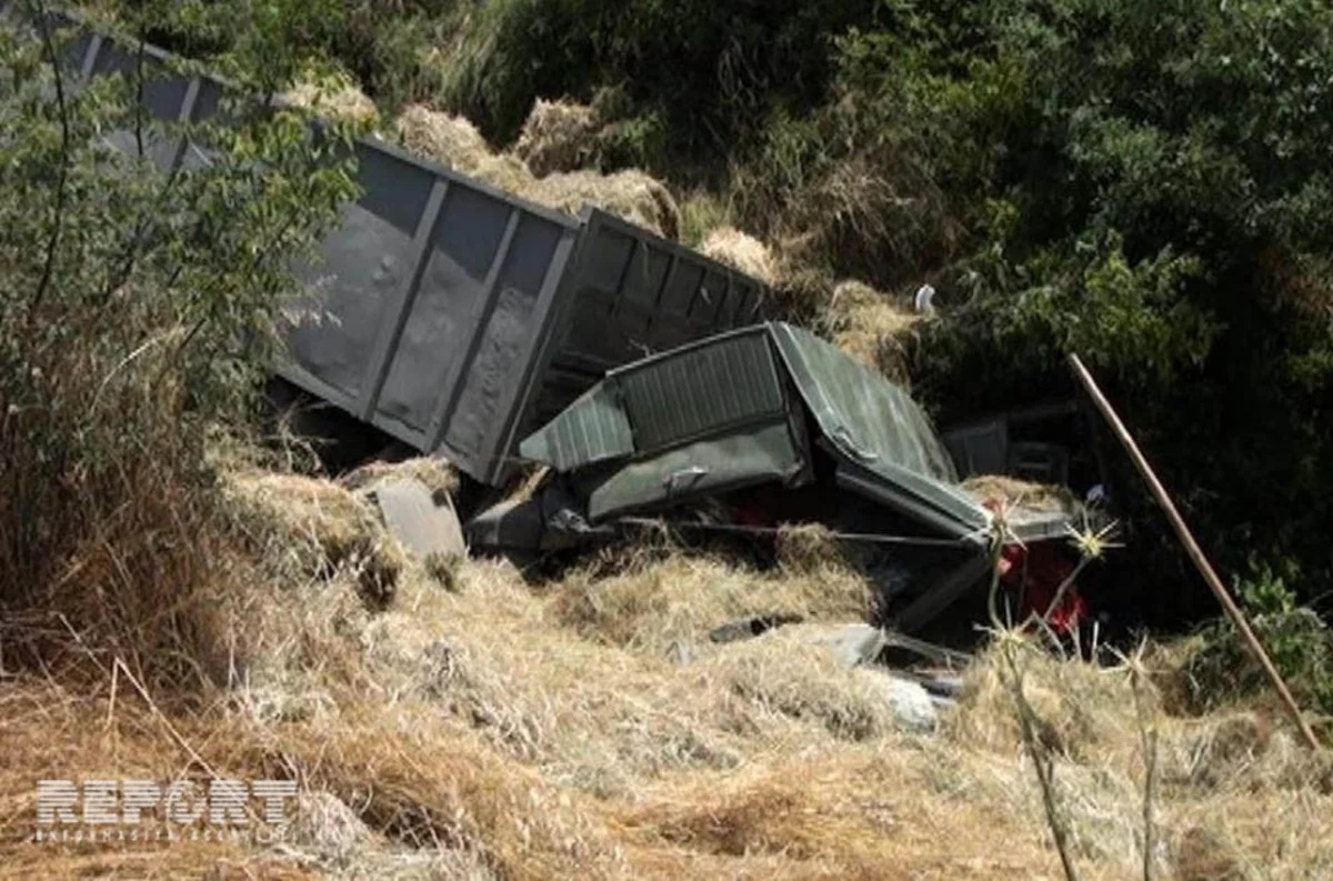 Yardımlıda yük maşını dərəyə aşıb, 1 ölü, 2 yaralı var - FOTO