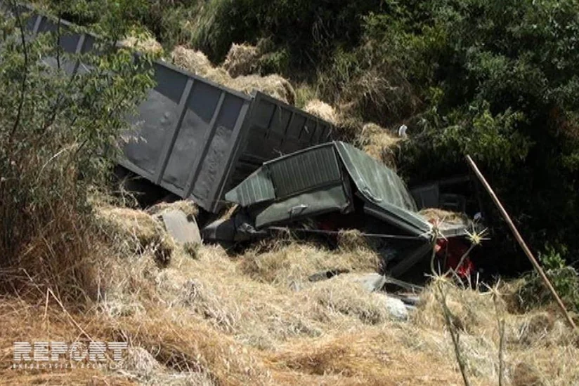 Yardımlıda yük maşını dərəyə aşıb, 1 ölü, 2 yaralı var - FOTO