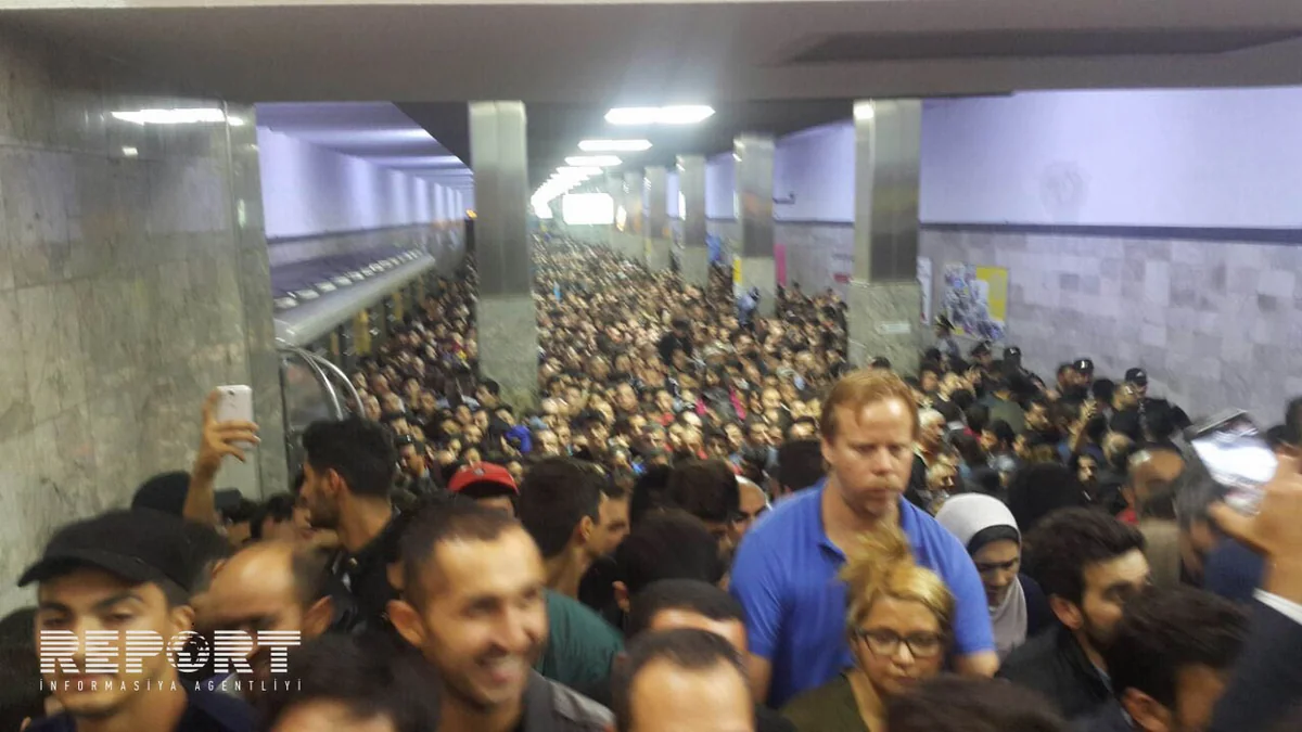 Koroğlu metro stansiyasında sıxlıq yaranıb - FOTO