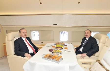 ​Azərbaycan və Türkiyə prezidentləri təyyarədə çay süfrəsi arxasında söhbət ediblər