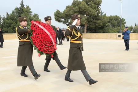 Türkiyənin Azərbaycandakı yeni səfiri Fəxri və Şəhidlər xiyabanlarını ziyarət edib