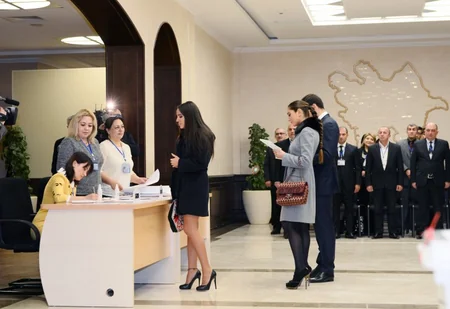 ​Azərbaycan Prezidenti İlham Əliyev 6 saylı seçki məntəqəsində səs verib