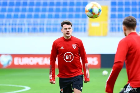 Ryan Giggs carries door during training at Bakcell Arena