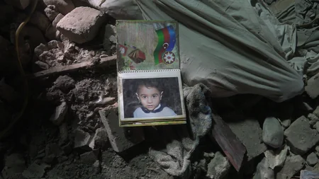 Xilasedicilər Gəncədə dağıntılar altından 52 yaralı və 13 meyit çıxarıb