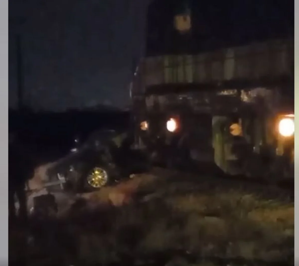 Bakıda teplovozla avtomobil toqquşub, ölən var