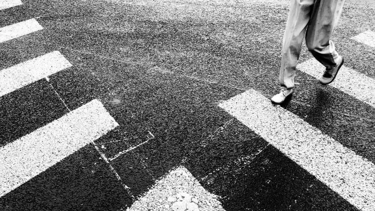 Avtomobil gənc qızı piyada keçidində vurdu, vəziyyəti ağırdır