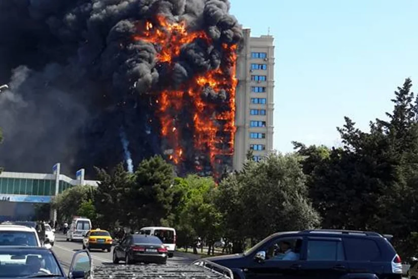 ​В Баку перекрыты дороги вокруг горящего здания