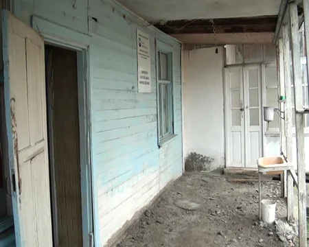 Ağdaşda tibb müəssisəsinin binası bərbad vəziyyətə düşüb, pasiyentlər üçün təhlükəli vəziyyət yaranıb