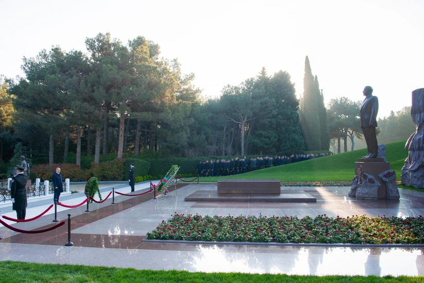 DTX-nin əməkdaşları Ulu Öndərin məzarını ziyarət edib