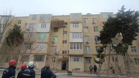 Güclü külək Bakıda yaşayış binasının damını uçurub