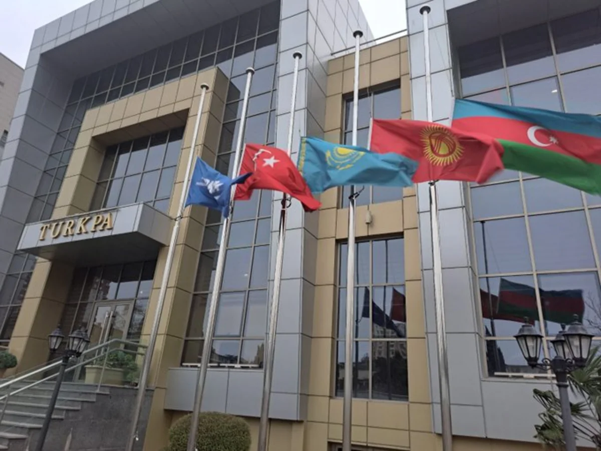 Türk PA-nın binasında bayraqlar yarıya endirilib
