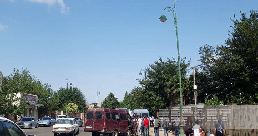 Biləsuvarda minik avtomobili ilə mikroavtobus toqquşub, xəsarət alanlar var 
