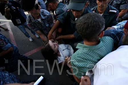 ​В Ереване между демонстрантами и полицейскими произошла стычка