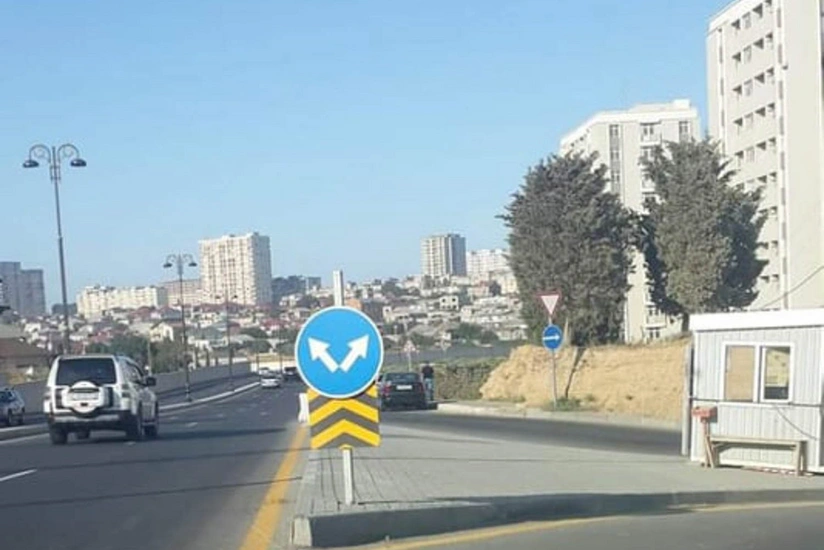 Необычный дорожный знак в центре Баку - ФОТО