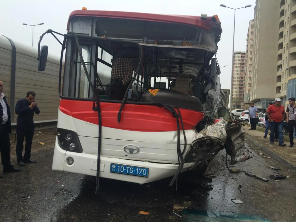 Bakıda sərnişin avtobusu qəza törədib, 5 nəfər yaralanıb - FOTO