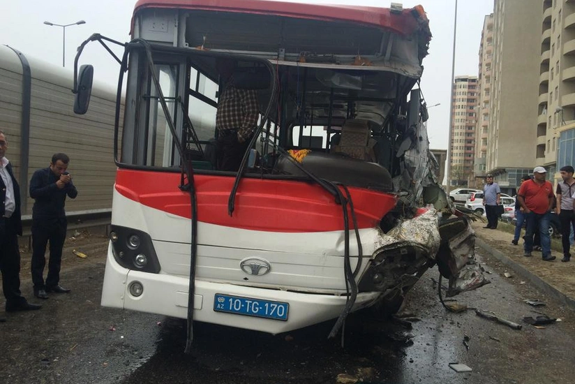 В Баку пассажирский автобус попал в ДТП, пять человек ранены - ФОТО