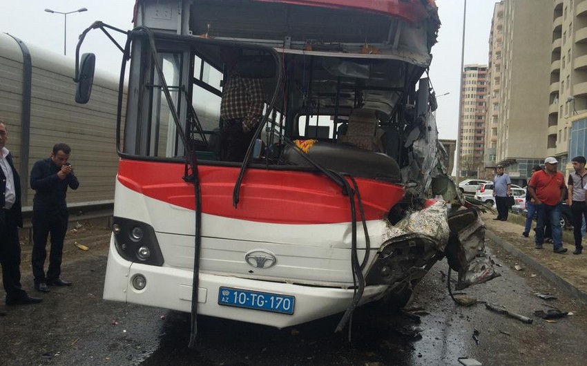 Bakıda sərnişin avtobusu qəza törədib, 5 nəfər yaralanıb - FOTO