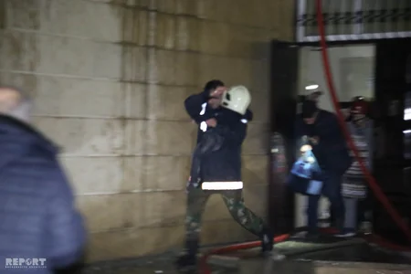 Bakıda yaşayış binasında baş vermiş yanğın zamanı 7 nəfər tüstüdən zəhərlənib - FOTO - YENİLƏNİB-2 - VİDEO