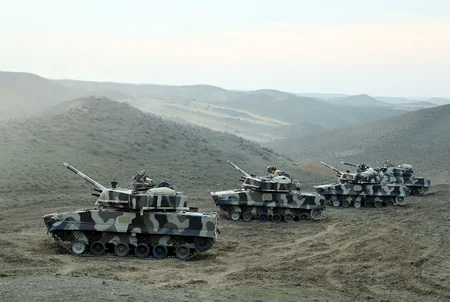 Baş Qərargah rəisi Ermənistanla sərhədə gedib, komandoların məşğələlərini izləyib