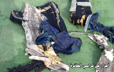 Минобороны Египта распространило фото обломков лайнера EgyptAir