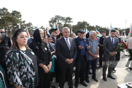 Azərbaycan xalqı antiterror şəhidlərinin məzarlarını ziyarət edir