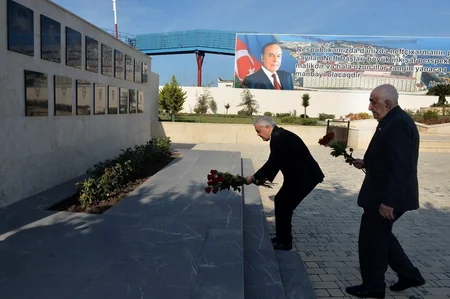 SOCAR prezidenti Neft Daşlarında neftçilərlə görüşüb