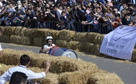 Heydər Əliyev Mərkəzinin qarşısında Red Bull Soapbox” yarışı keçirilib