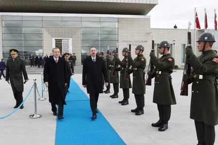 ​Azərbaycan və Türkiyə prezidentləri təyyarədə çay süfrəsi arxasında söhbət ediblər