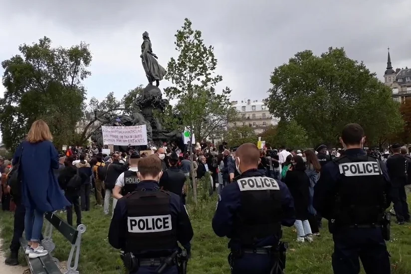 Во Франции проходят митинги против ношения масок