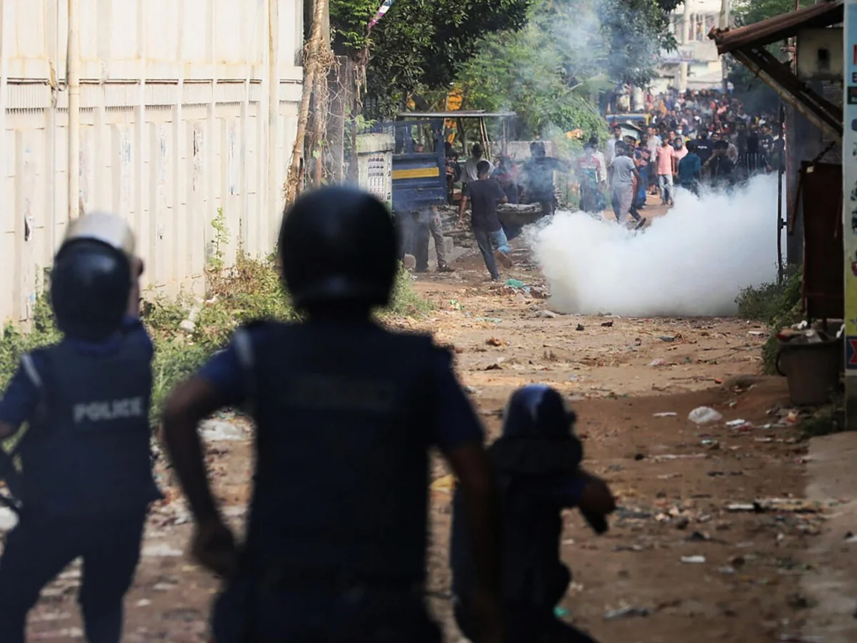 Bangladesh police end strike amid ongoing unrest