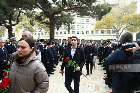 Azərbaycan xalqı Fəxri xiyabanda Ümummilli Liderin məzarını ziyarət edir