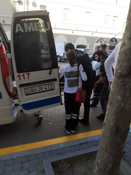 Bakıda halı pisləşən şəxs polis əməkdaşlarının köməkliyi ilə xəstəxanaya çatdırılıb