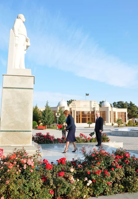 Təhsil nazirinin müavini məktəb direktorları ilə görüşüb