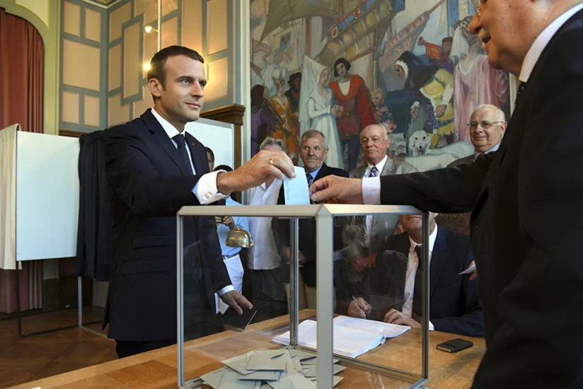 Fransa prezidenti parlament seçkilərində səs vermək üçün seçki məntəqəsinə tək gəlib