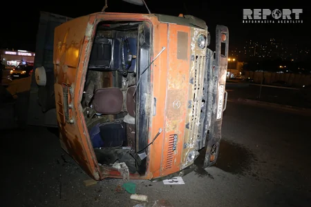 Bakıda yük avtomobili minik maşınının üzərinə aşıb, xəsarət alan var - FOTO - VİDEO - YENİLƏNİB