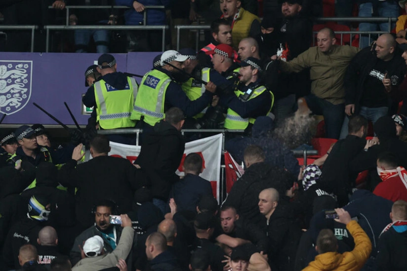 DÇ-2022: Macarıstanlı azarkeşlər polislərlə dalaşıb