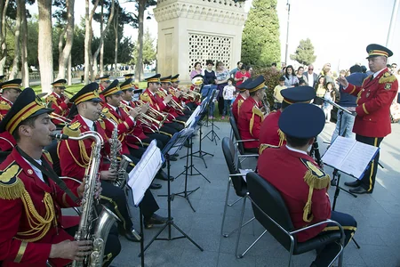 Silahlı Qüvvələrin hərbi orkestrlərinin nümunəvi çıxışları təşkil olunub