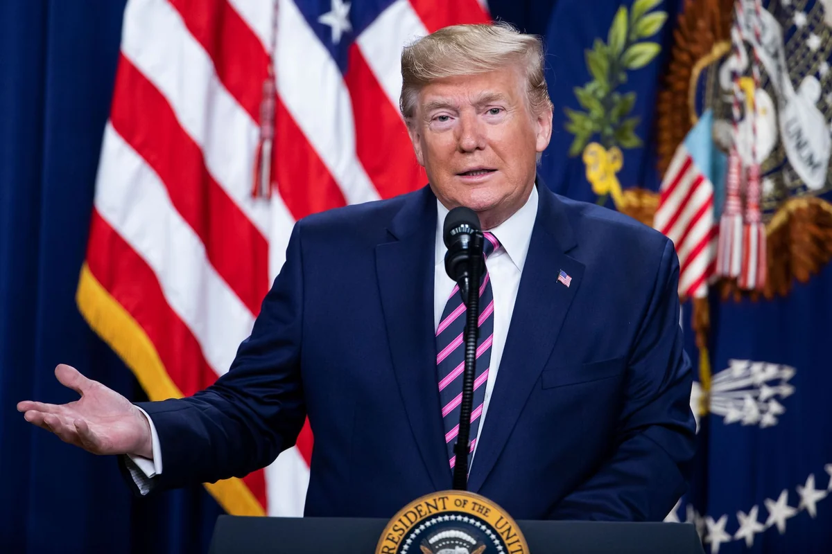 Yeniyetmələr silahla Trampın əmlakına soxulub