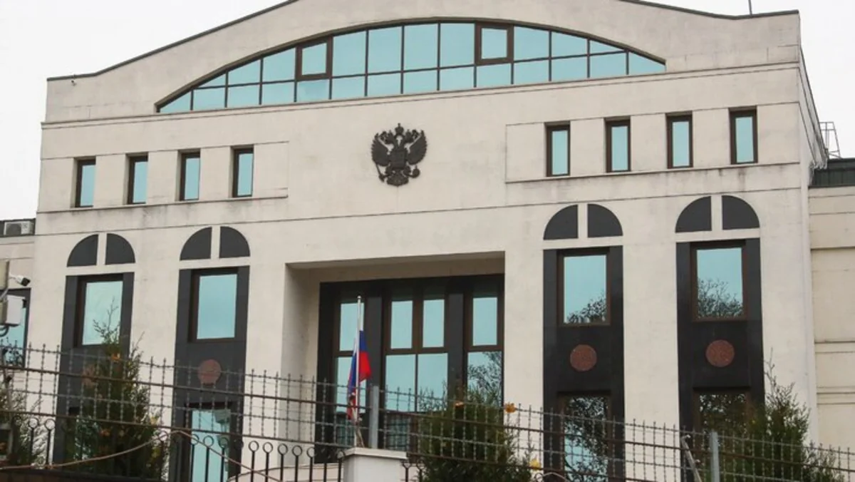 Полиция Кишинева задержала водителя, врезавшегося в ворота посольства РФ