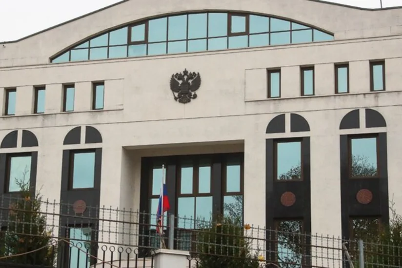 Полиция Кишинева задержала водителя, врезавшегося в ворота посольства РФ