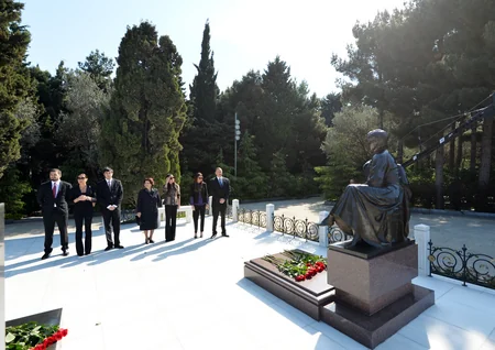 Azərbaycan Prezidenti Ümummilli Lider Heydər Əliyevin məzarını ziyarət edib - FOTO